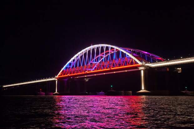 Атака на Крымский мост будет комбинированной с применением баллистических и крылатых ракет  и морских дронов, чтобы подорвать опоры моста.