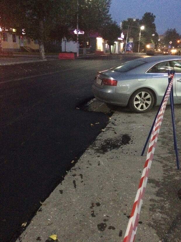 В Рязани асфальтированию дороги помешал припаркованный автомобиль audi, асфальт, ремонт дорог, рязань