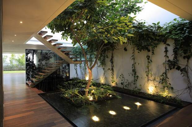 Интересное и очень приятное оформление дома с помощью мини-сада, который расположился в нем.