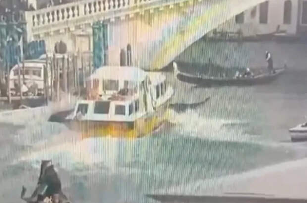 Паром врезался в несколько гондол в Венеции, сбросив туристов в канал