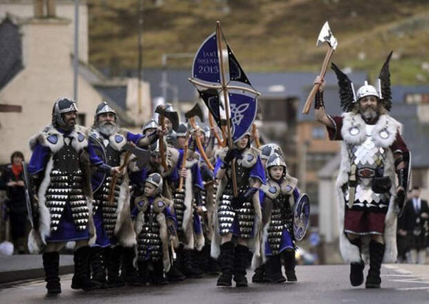 фестиваль викингов в шотландии-шествие------------------