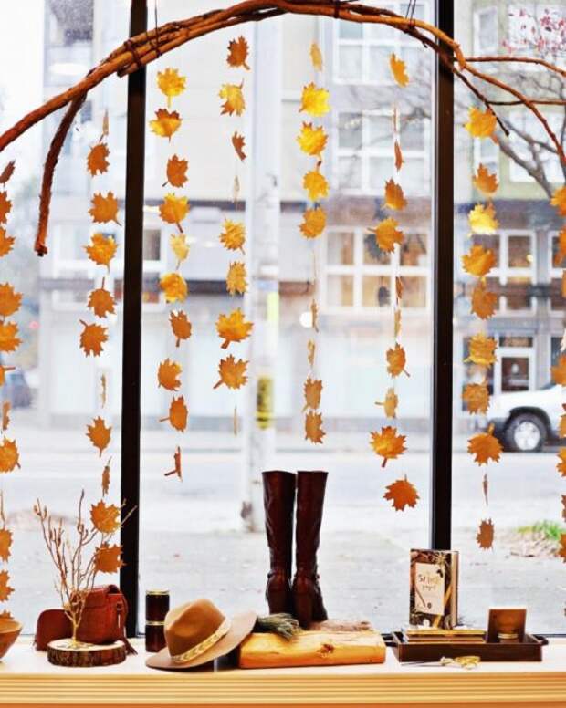 Оформление окна в осенних мотивах, что создано благодаря декорирования его желтыми листьями.