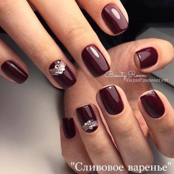 Универсальный маникюр в тёмных оттенках