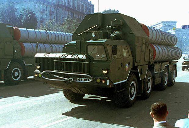 Ракетный комплекс С-300 на военном параде в Киеве, август 2001 года