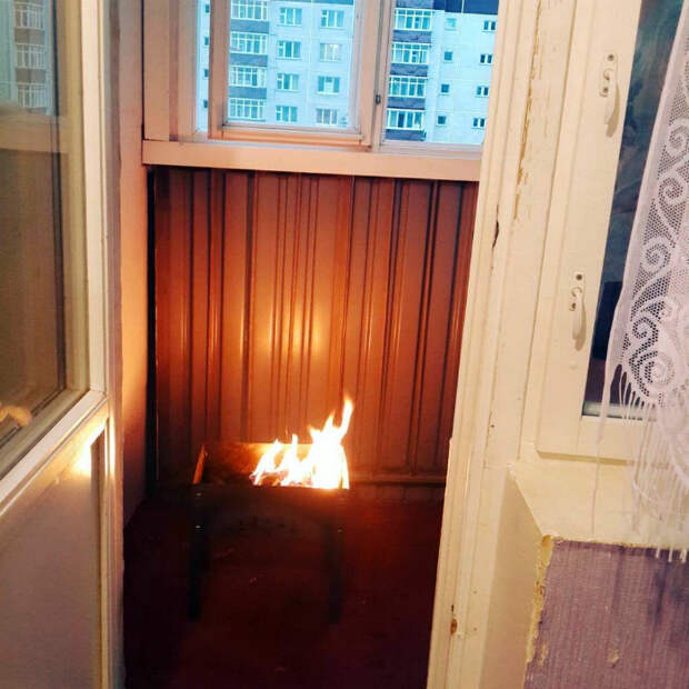 Мангал на балконе - привычное дело. Мангал на балконе - привычное дело.