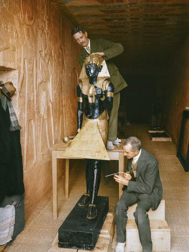 В лаборатории, созданной в гробнице Сети II, реставраторы Артур Мейс и Альфред Лукас чистят одну из статуй Ка из передней комнаты. (1924 г.) Говард Картер, египет, история, фото