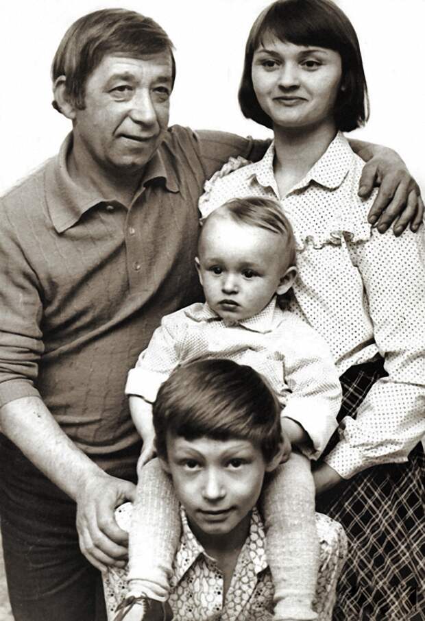 Борислав и Екатерина Брондуковы с сыновьями Костей и Богданом, 1980 год архив, картинки, фото