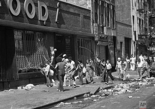 На следующее утро (14 июля 1977 года) после нескольких часов без электричества в Нью-Йорке. Чуть что в Америке - сразу погромы.