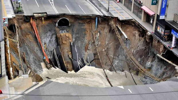 sinkhole-in-japan-fixed