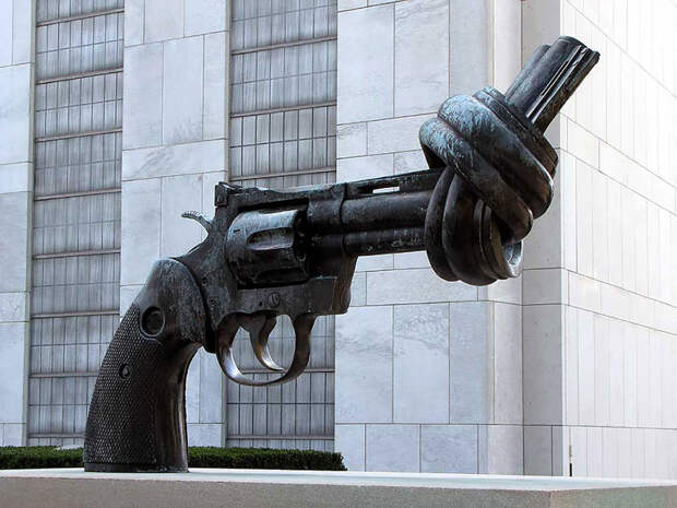 Пистолет с завязанным дулом. Тертл-Бей, Нью-Йорк, США. достопримечательности, искусство, памятники