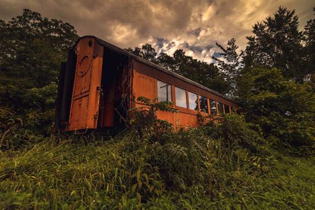 Эффектно ржавеющий вагон-ресторан бывшего поезда. брошенные авто, фотограф, фотографии