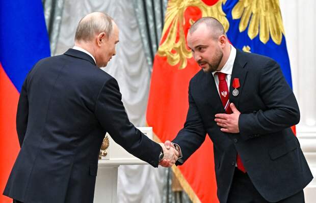 Путин отдал свой бокал шампанского известному спортсмену