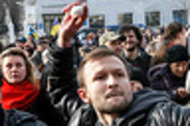 Protesters throw eggs toward a building of the Russian embassy during a rally demanding the liberation of Ukrainian army pilot Nadezhda Savchenko by Russia, in Kiev, Ukraine, March 6, 2016. REUTERS/Gleb Garanich