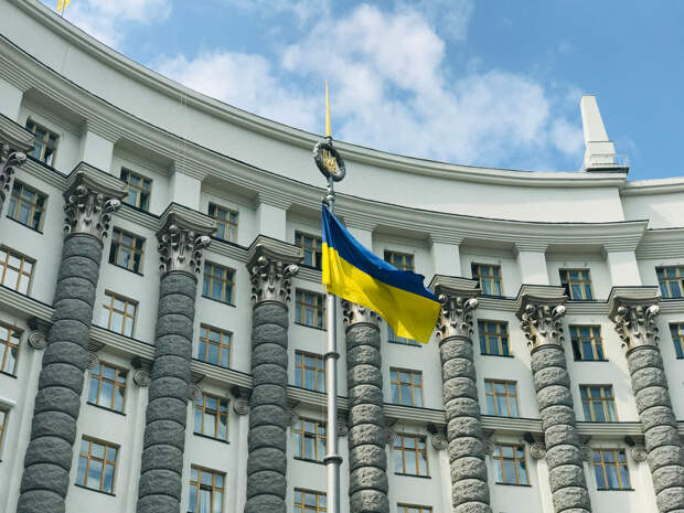 Правительство Украины отказалось повысить зарплаты учителей из-за ВСУ