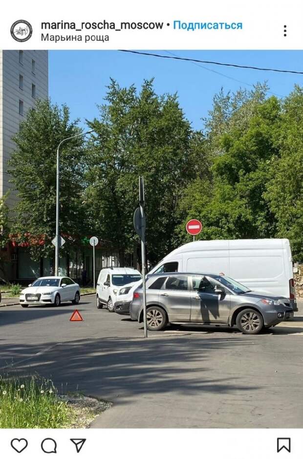 На перекрестке Стрелецкой улицы и 4-го Стрелецкого проезда столкнулись легковушка и фургон
