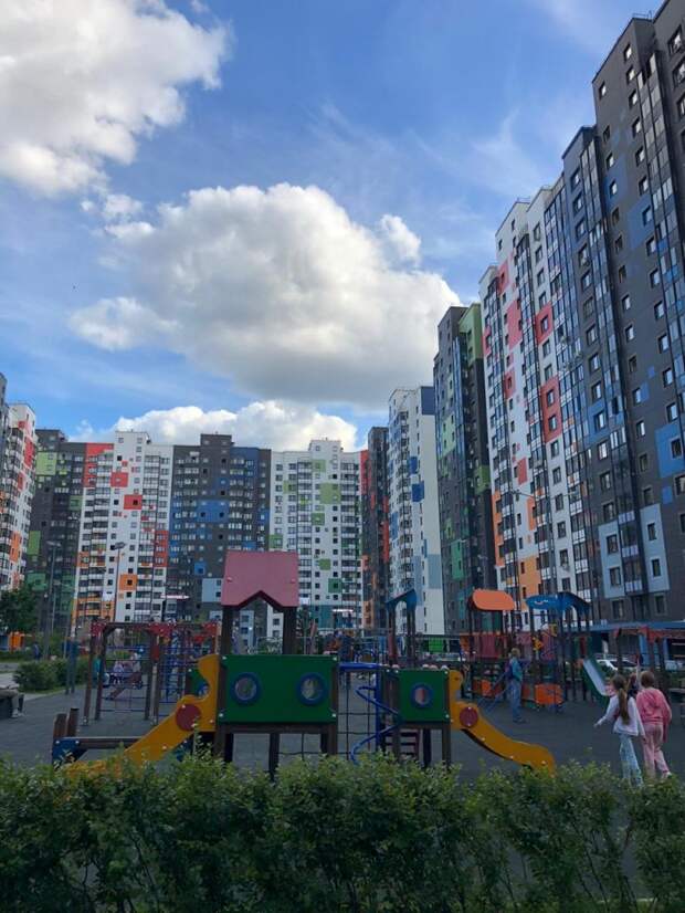 Самый разноцветный двор района Северный вдохновляет фотографов