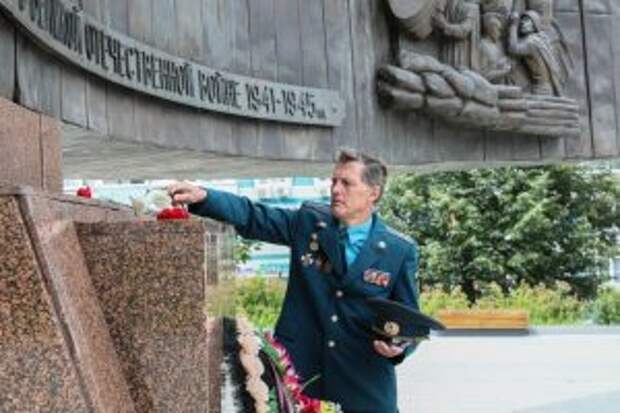 Пожарные и спасатели почтили память погибших во время первого воздушного налета на столицу. Фото: пресс-служба Департамента ГОЧСиПБ Москвы