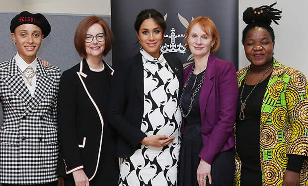 На шпильках и в мини: беременная Меган Маркл на дискуссии, посвященной правам женщин