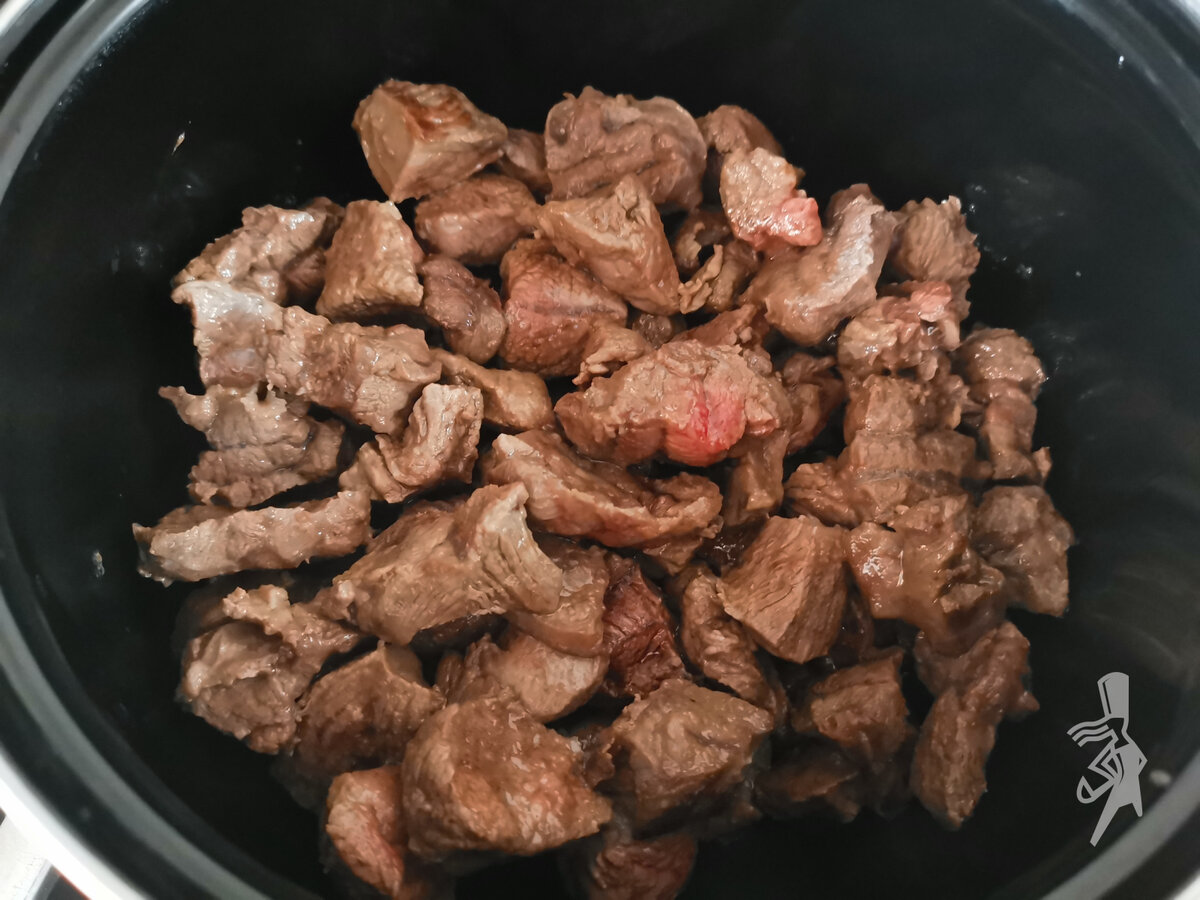 Готовлю аппетитный гуляш "a la russe" по самому любимому рецепту. Мясо получается сочным, нежным. Пальчики оближешь!