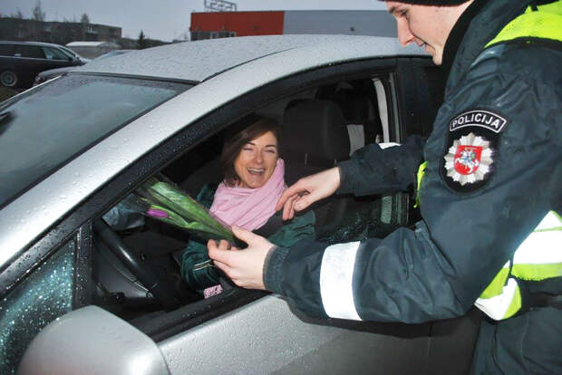 полицейские дарят женщинам цветы 8 марта