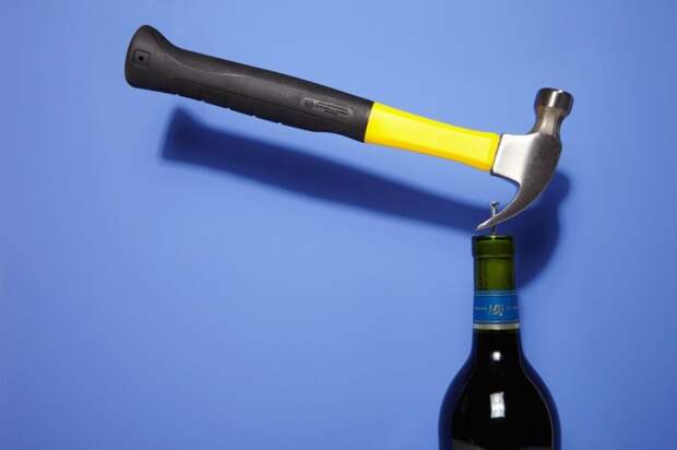 Как открыть бутылку вина без штопора