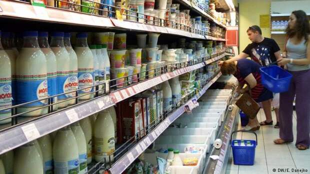 Полка с молочными продуктами в супермаркете в Минске