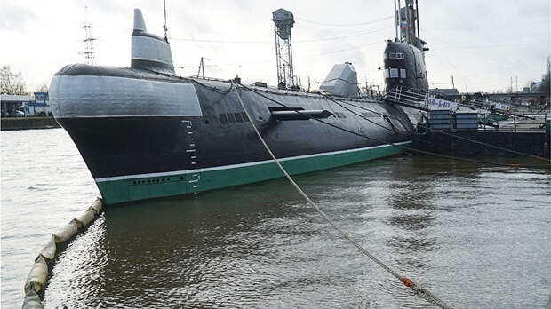 Подводная лодка Б-413 проекта 641 на набережной Петра Великого —экспонат Музея Мирового океана в Калининграде. Это единственная в России и одна из немногих в мире подводных лодок, относящихся к доатомному периоду подводного флота. Она сохранена в первозданном виде. 