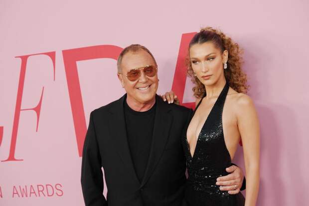 Майкл Корс и Белла Хадид на премии CFDA