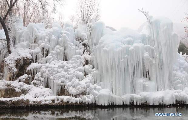 FrozenWaterfalls04 Удивительные замерзшие водопады по всему миру