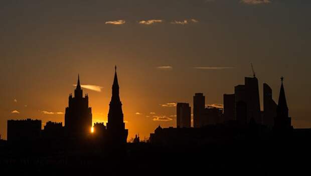 Московский Кремль и Московский международный деловой центр Москва-Сити с Большого Москворецкого моста Московский Кремль и Московский международный деловой центр Москва-Сити с Большого Москворецкого моста
