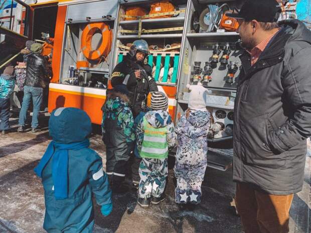 Пожарные провели занятие с детьми на территории ВДНХ