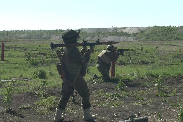 Мотострелки группировки войск «Восток» оттачивают навыки стрельбы из гранатомётов и реактивных огнеметов в тыловых районах СВО