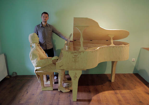 stunning-sculpture-of-a-pianist-of-matches-00