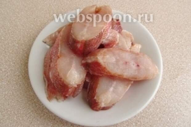 Рыбу почистить, обмыть и нарезать небольшими кусочками.