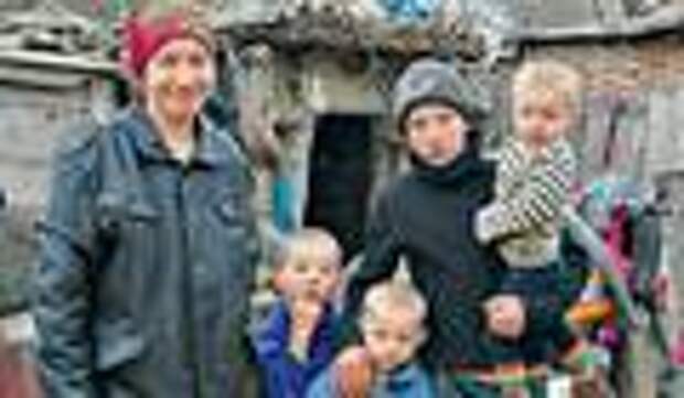 Семья опустившихся русских в станице Дубовская