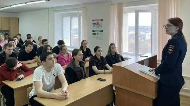 В Майкопе инспекторы по делам несовершеннолетних рассказали студентам колледжа о деятельности полиции