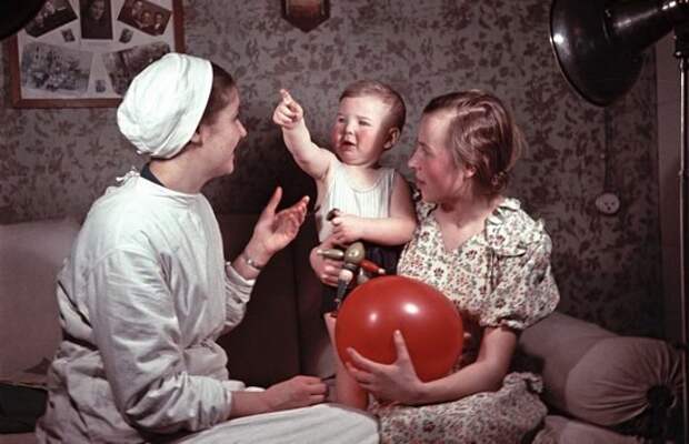 Сотрудница детского дома с воспитанниками, Украина СССР, история, люди, трудовые будни