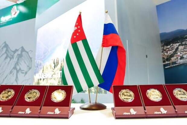 Реконструкция КПП «Адлер»: Гунба и Кириенко оценили перспективные проекты Абхазии на форуме в Сухуме