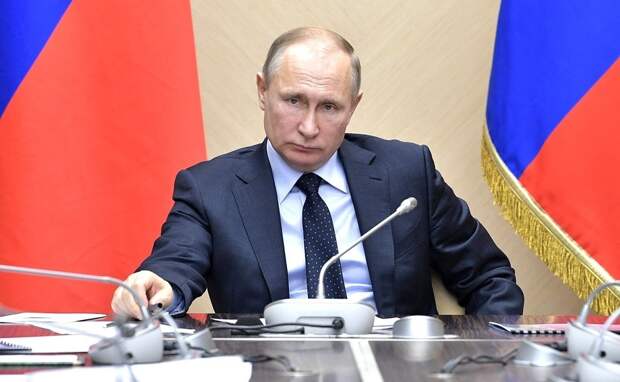 Владимир Путин призвал бороться с аффилированностью медиков с производителями препаратов