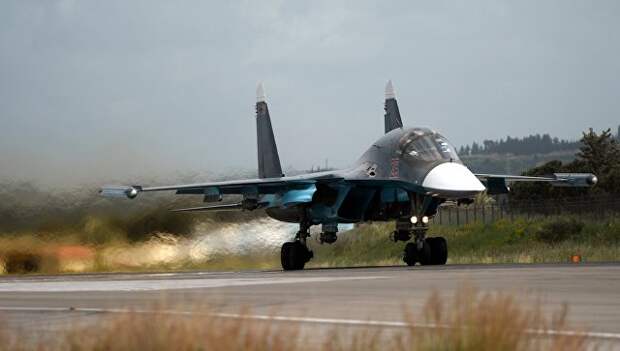 Российский истребитель Су-34 совершает взлет на авиабазе Хмеймим в Сирии. Архивное фото