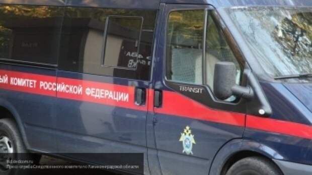 Завернутый в ковер труп мужчины обнаружили на заброшенном стадионе в Петербурге