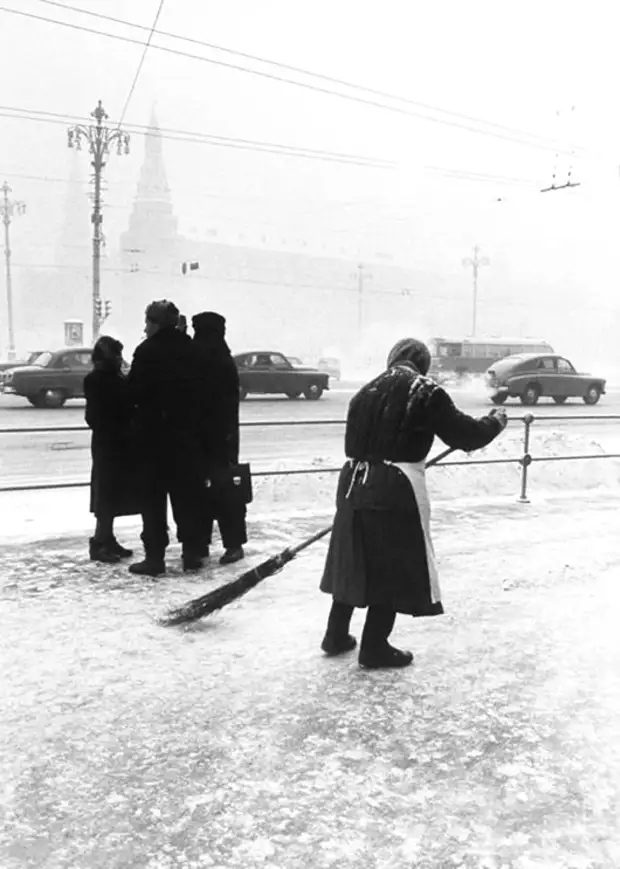 Советский снежок. Снегопад в СССР. 1959 Год СССР зима. Дворник СССР. Москва зимой СССР.