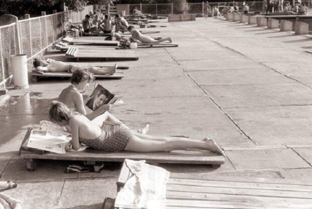 Девушки отдыхающие на шезлонгах 1960е годы