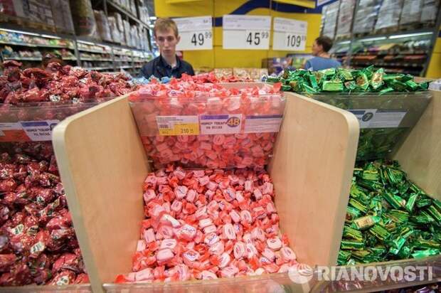 Киев: Страна-агрессор не покупает у нас конфеты, пиво и обои