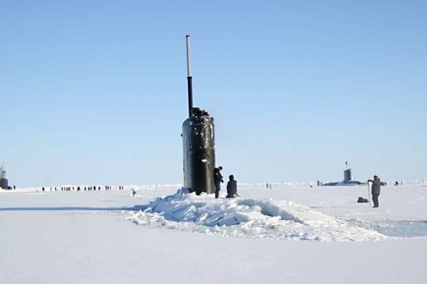 Как атомная субмарина пробивает полярные льды