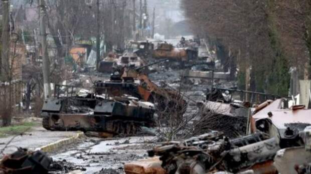 В Буче украинцы разгромили колонну российской бронетехники? - передает корреспондент ВВС, выдавая "фейк" за правду.
