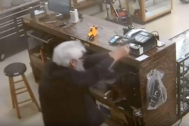 Видео: пожилой мужчина застрелил грабителя, напавшего на его магазин