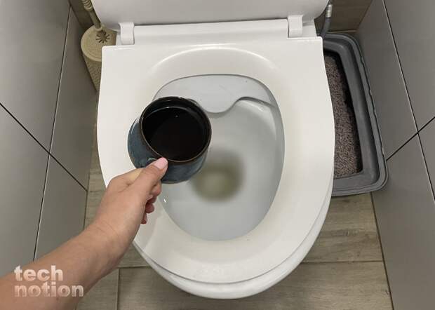 Выливаем кофе в туалет, чтобы убрать неприятный запах / Изображение: дзен-канал technotion