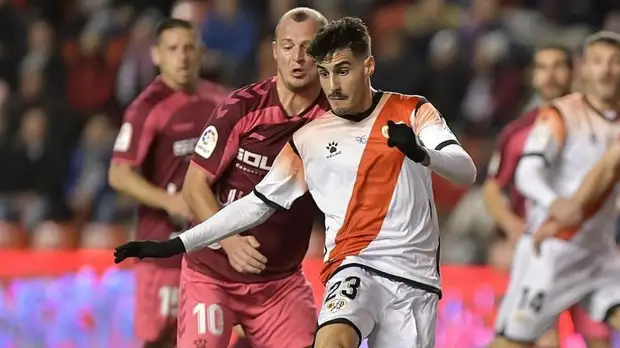 Тренер «Райо Вальекано» осудил фанатов клуба, оскорблявших украинского футболиста