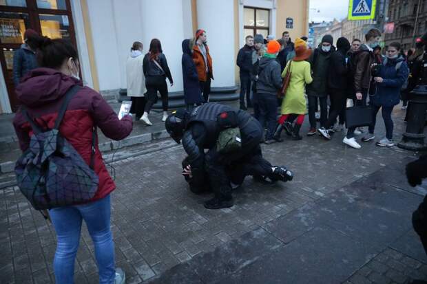 «Били током в промежность». Петербуржцы пожаловались в СК на полицейские электрошокеры